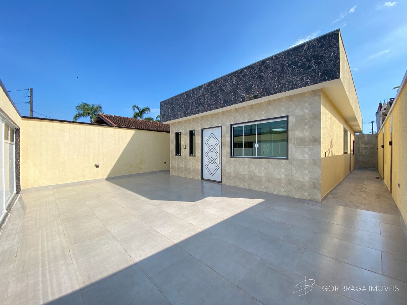 EXCELENTE CASA, AMPLA E FINO ACABAMENTO