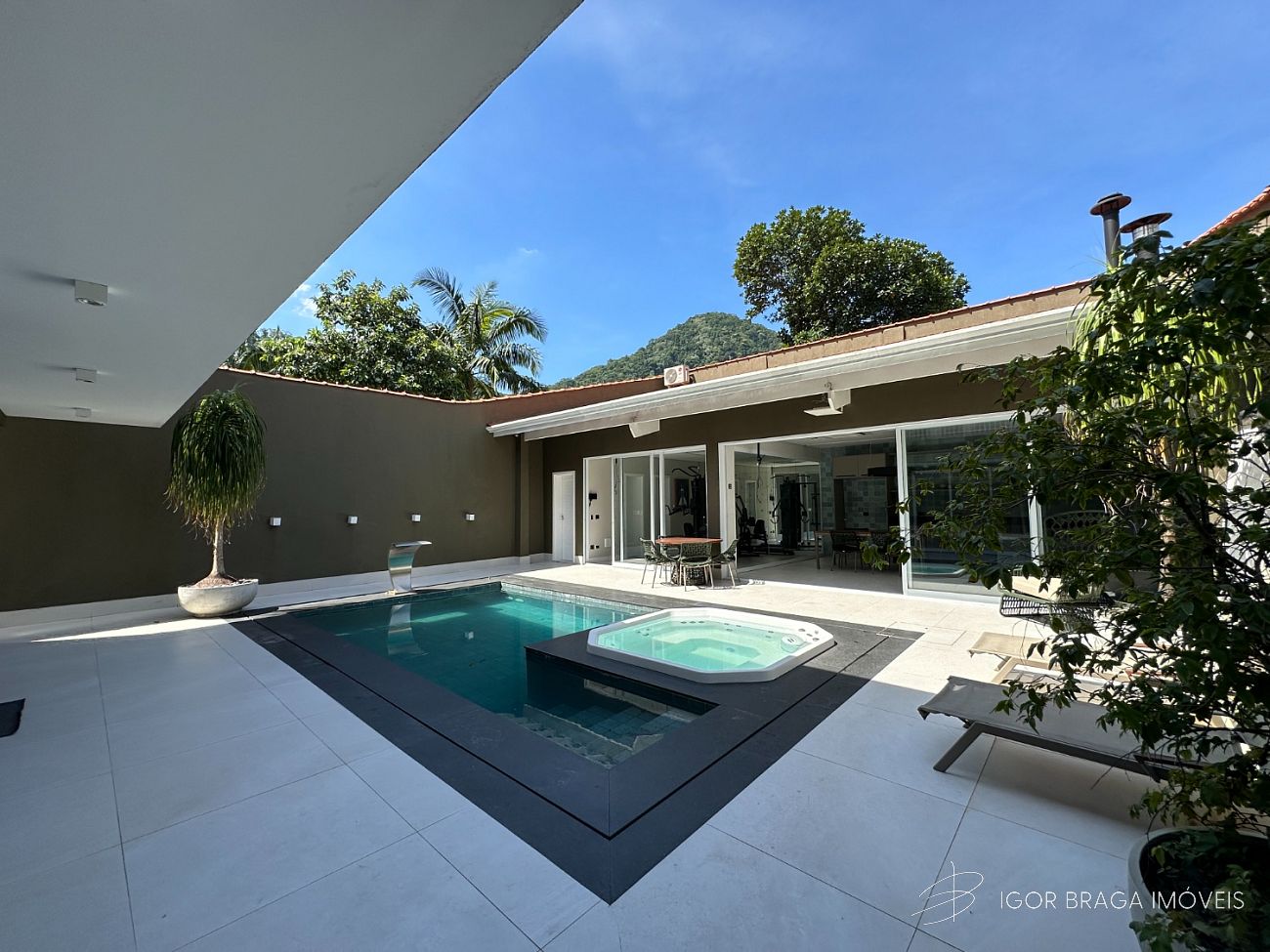 EXCELENTE MANSÃO, AMPLA E FINO ACABAMENTO