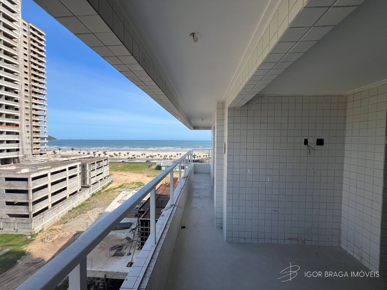 BELÍSSIMO APARTAMENTO E FINO ACABAMENTO