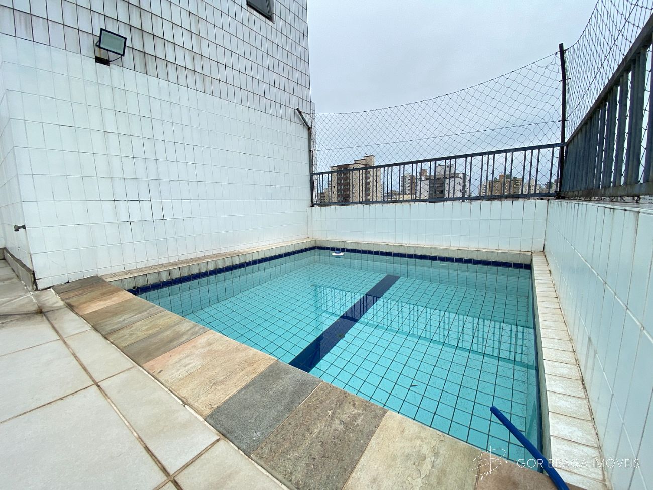 EXCELENTE COBERTURA COM PISCINA, AMPLA E FINO ACABAMENTO