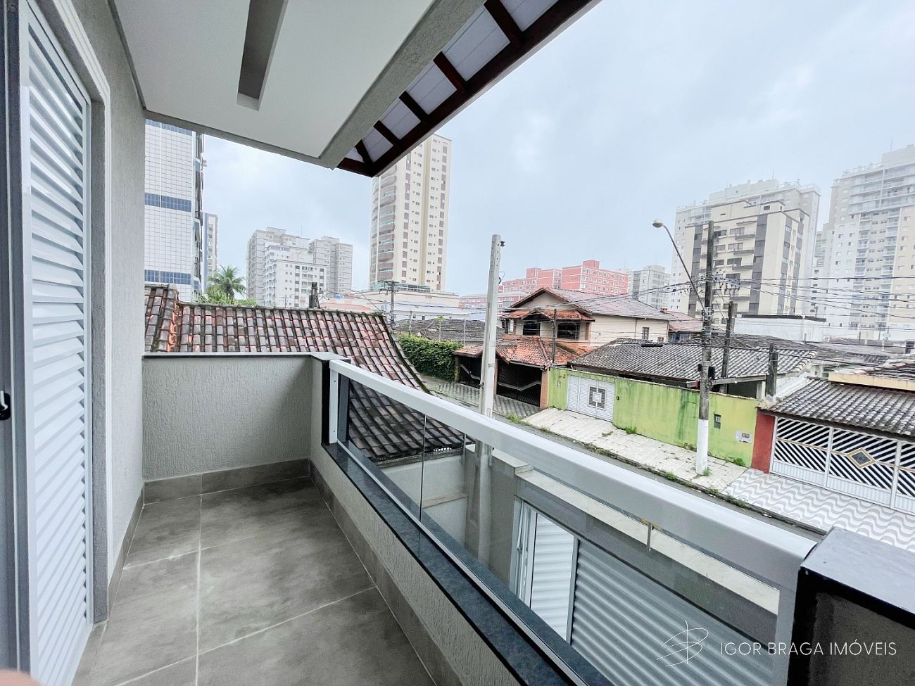 EXCELENTE SOBRADO, AMPLO E FINO ACABAMENTO