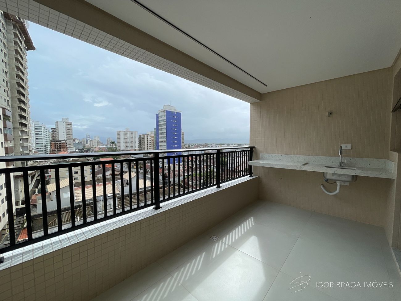 EXCELENTE APARTAMENTO, À 350m DO MAR E LAZER COMPLETO