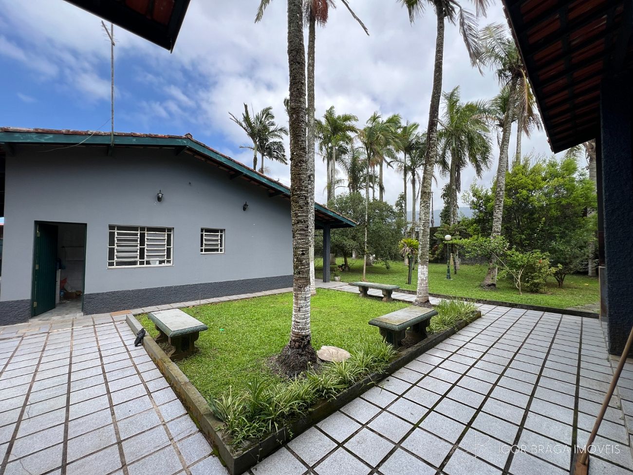 BELÍSSIMA CASA/TERRENO E AMPLO