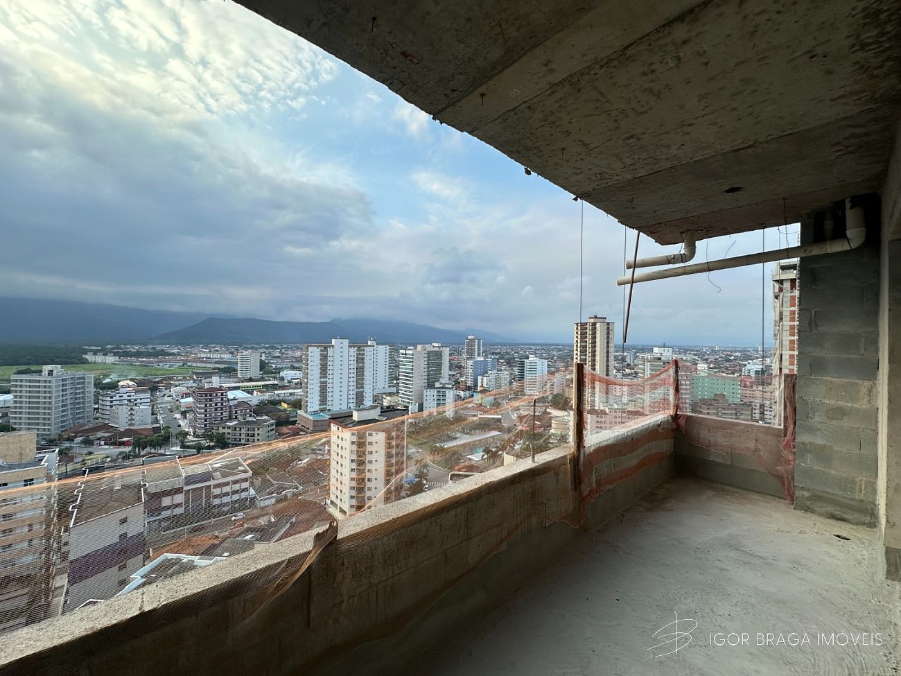 BELÍSSIMO APARTAMENTO, FINO ACABAMENTO E LAZER COMPLETO