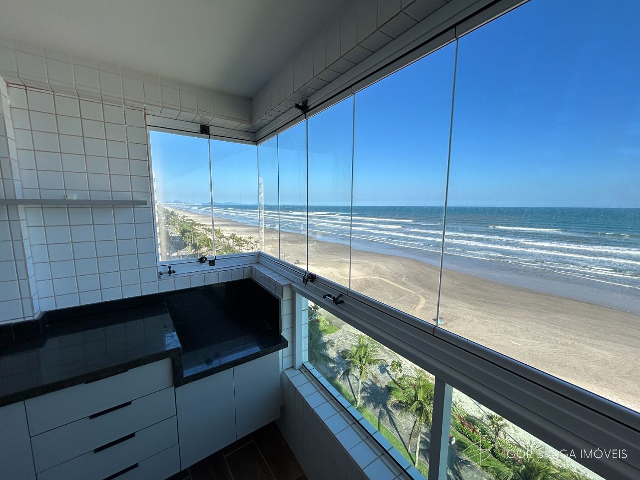 EXCELENTE APARTAMENTO, AMPLO E FINO ACABAMENTO