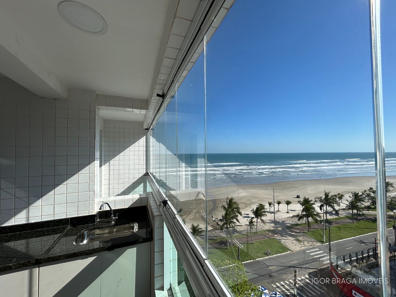 EXCELENTE APARTAMENTO, AMPLO E FINO ACABAMENTO