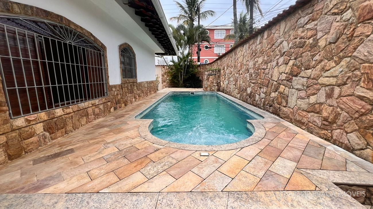 BELÍSSIMA CASA, AMPLA E FINO ACABAMENTO.