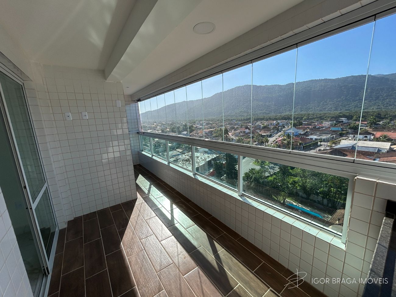 EXCELENTE APARTAMENTO, AMPLO E FINO ACABAMENTO