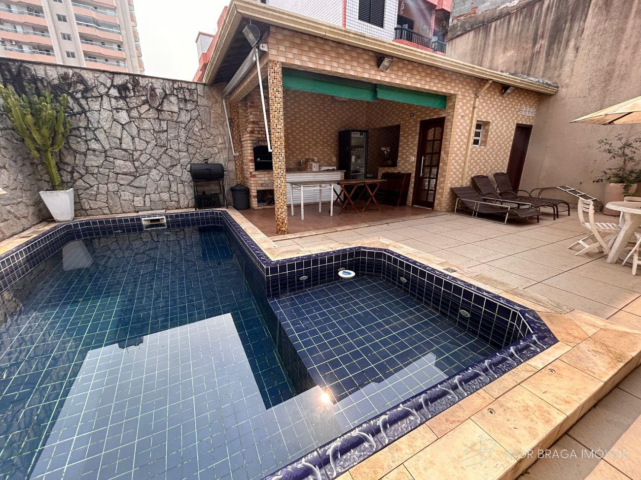 EXCELENTE CASA, AMPLA E FINO ACABAMENTO