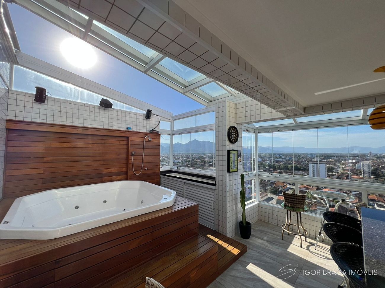 EXCELENTE APARTAMENTO, AMPLO E FINO ACABAMENTO