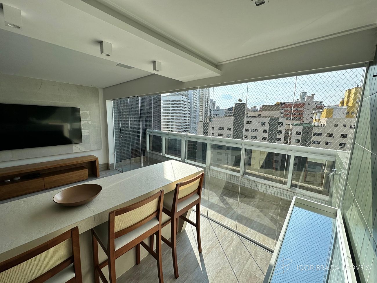 BELÍSSIMO APARTAMENTO DUPLEX, FINO ACABAMENTO E LAZER COMPLETO