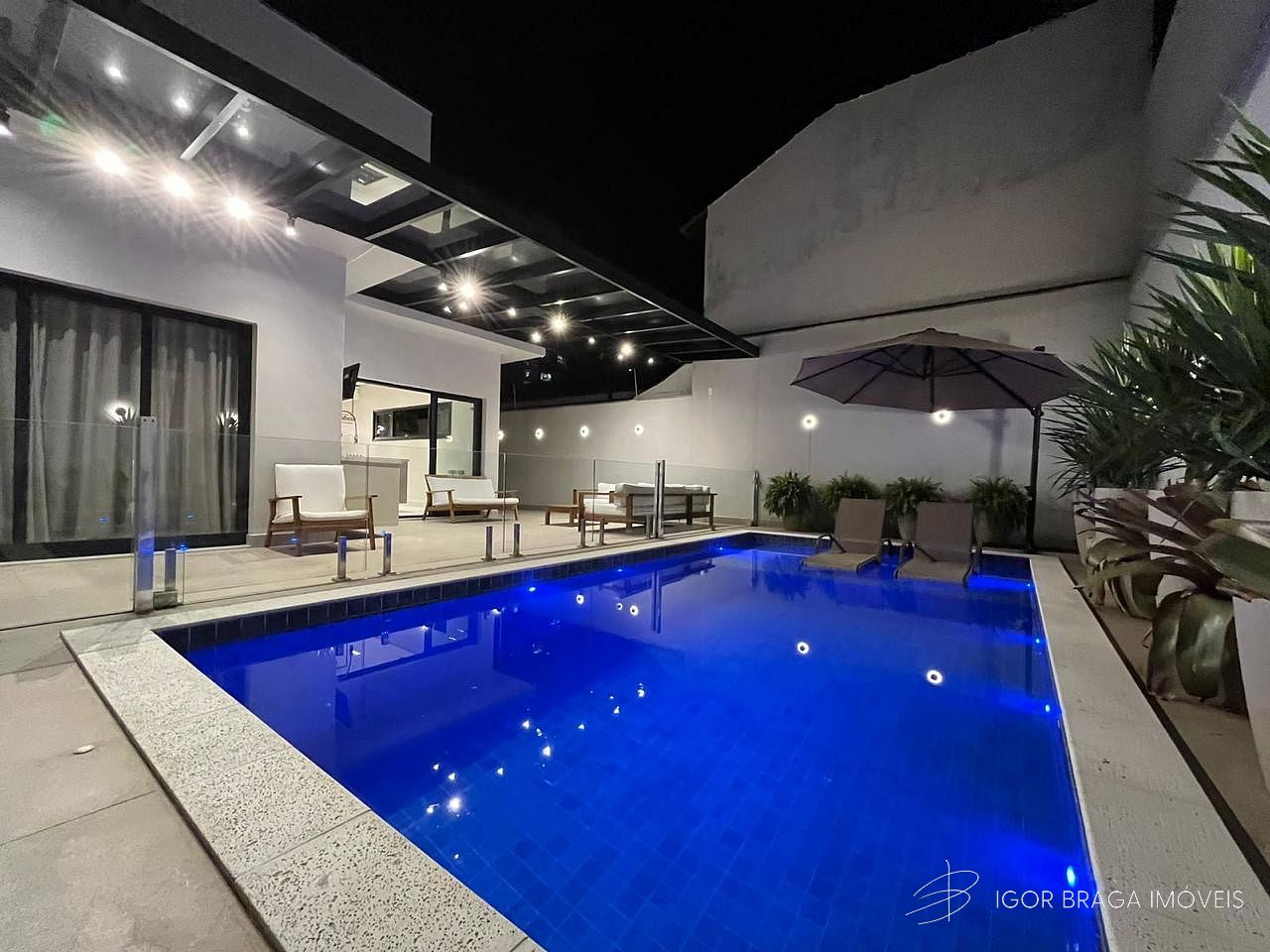 EXCELENTE CASA, AMPLA E FINO ACABAMENTO