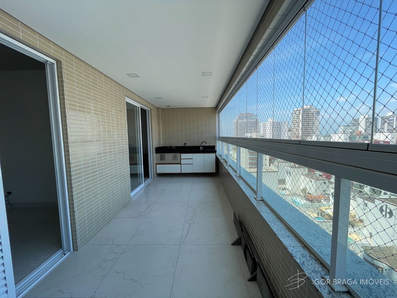 EXCELENTE APARTAMENTO, FINO ACABAMENTO À 300M DO MAR