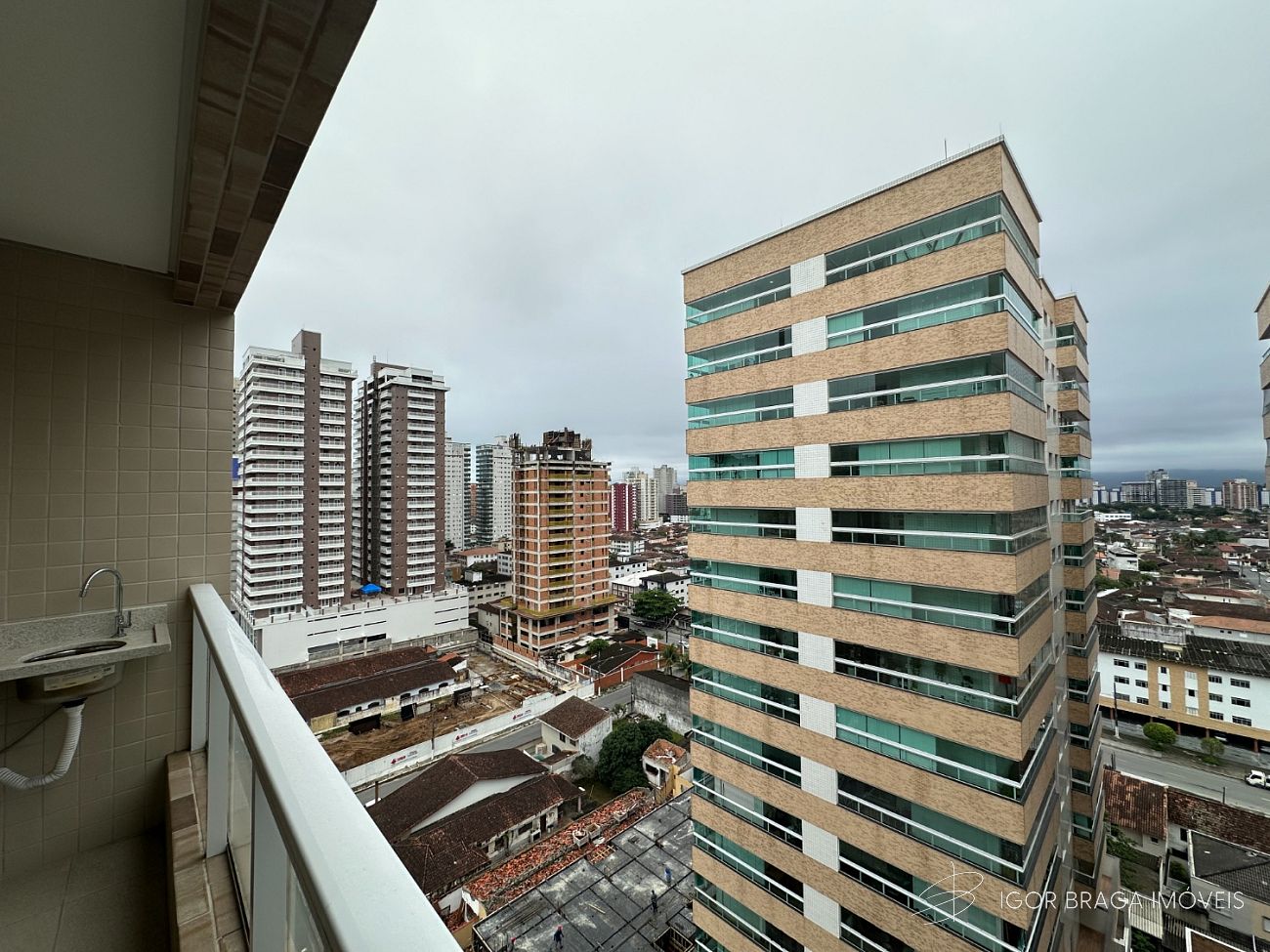 BELÍSSIMO APARTAMENTO, AMPLO, FINO ACABAMENTO E LAZER COMPLETO