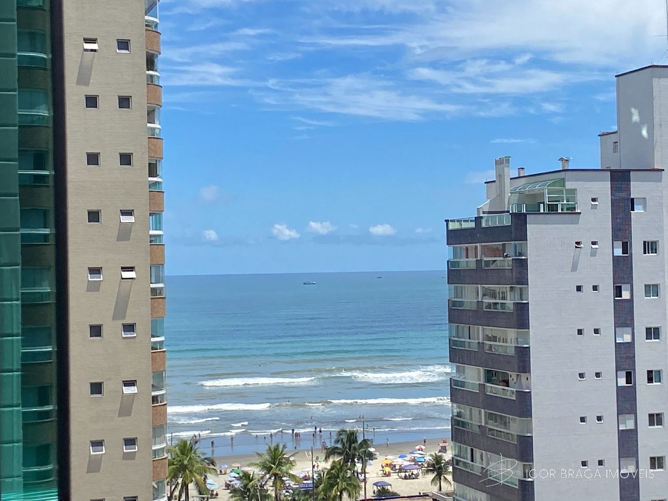 EXCELENTE APARTAMENTO, À 180M DO MAR E LAZER COMPLETO