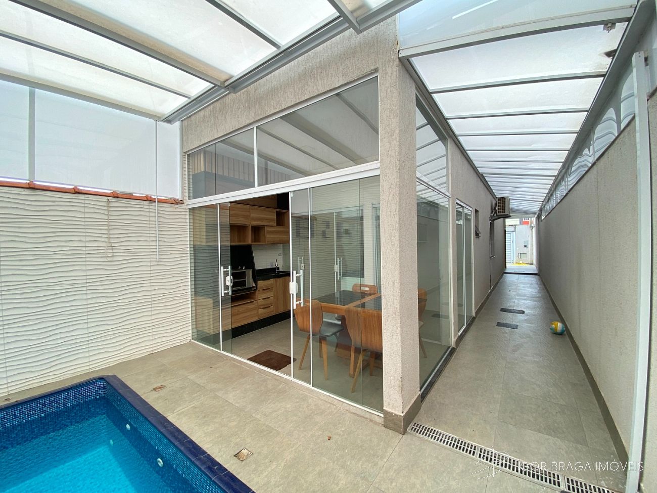 EXCELENTE SOBRADO, AMPLA E FINO ACABAMENTO