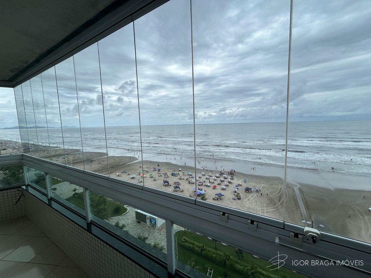 BELÍSSIMO APARTAMENTO FRENTE MAR, AMPLO E ACABAMENTO FINO