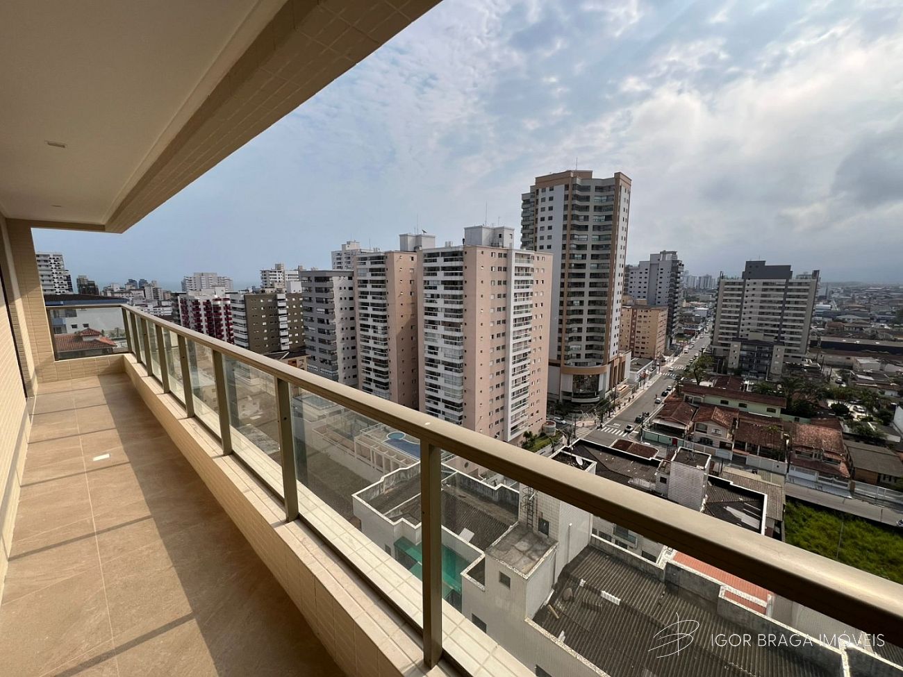 BELÍSSIMO APARTAMENTO, À 850M DO MAR E LAZER COMPLETO