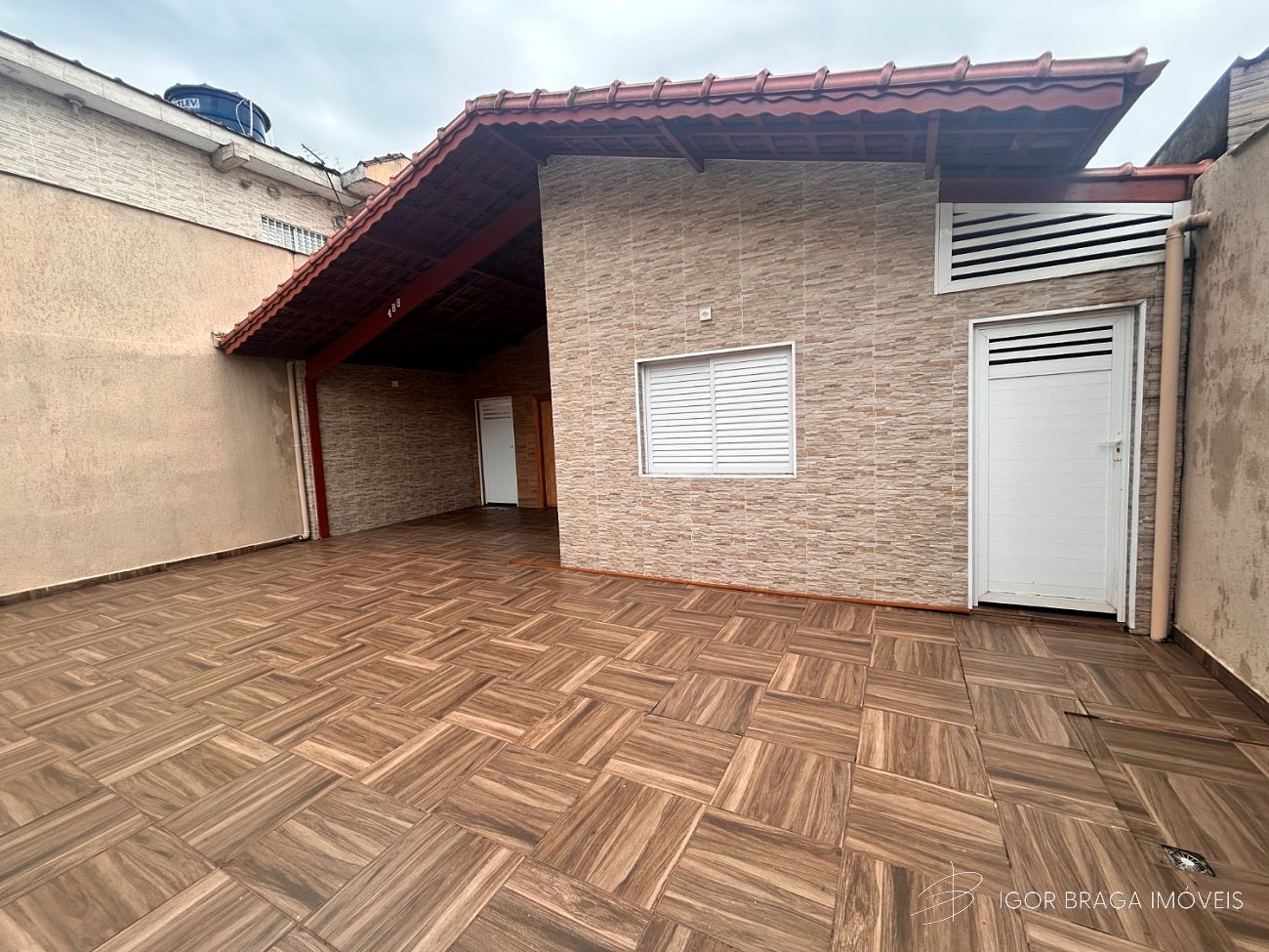 EXCELENTE CASA, AMPLA E FINO ACABAMENTO