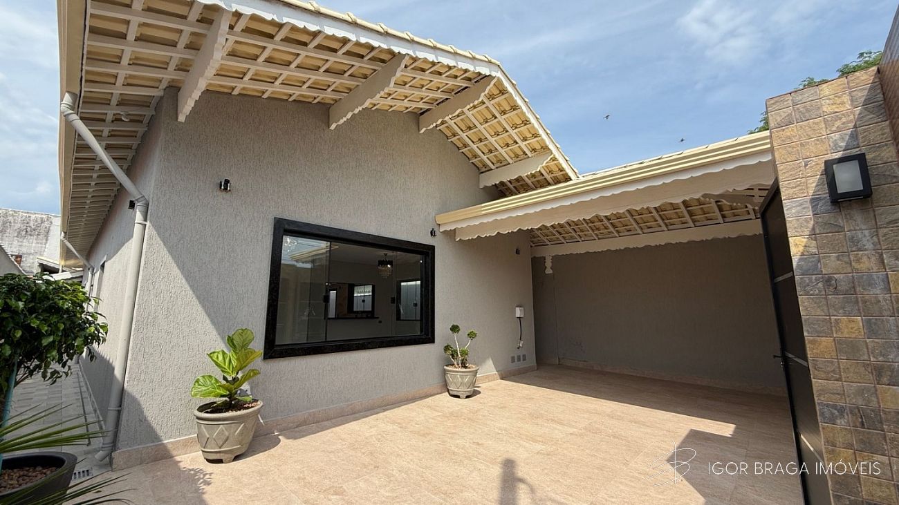 EXCELENTE CASA, FINO ACABAMENTO E ÁREA DE LAZER COM PISCINA