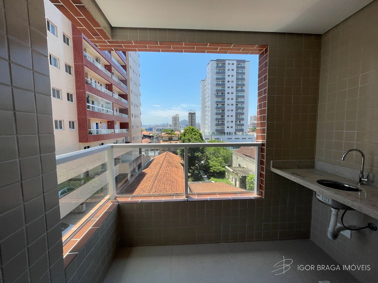 APARTAMENTO À 500m DO MAR, FINO ACABAMENTO E LAZER COMPLETO
