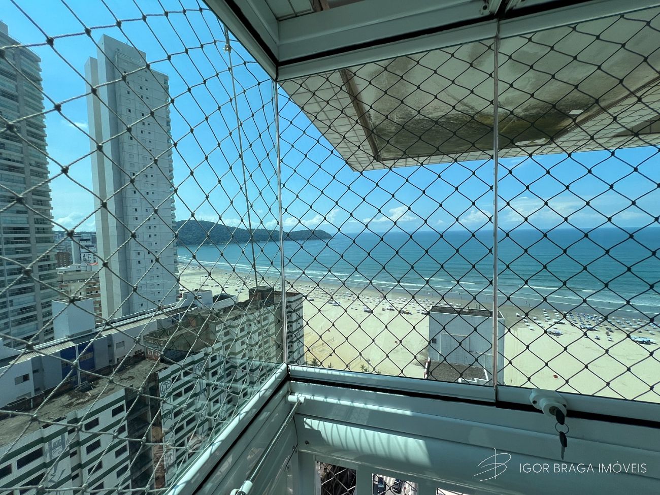 EXCELENTE APARTAMENTO, À 50M DO MAR E LAZER COMPLETO