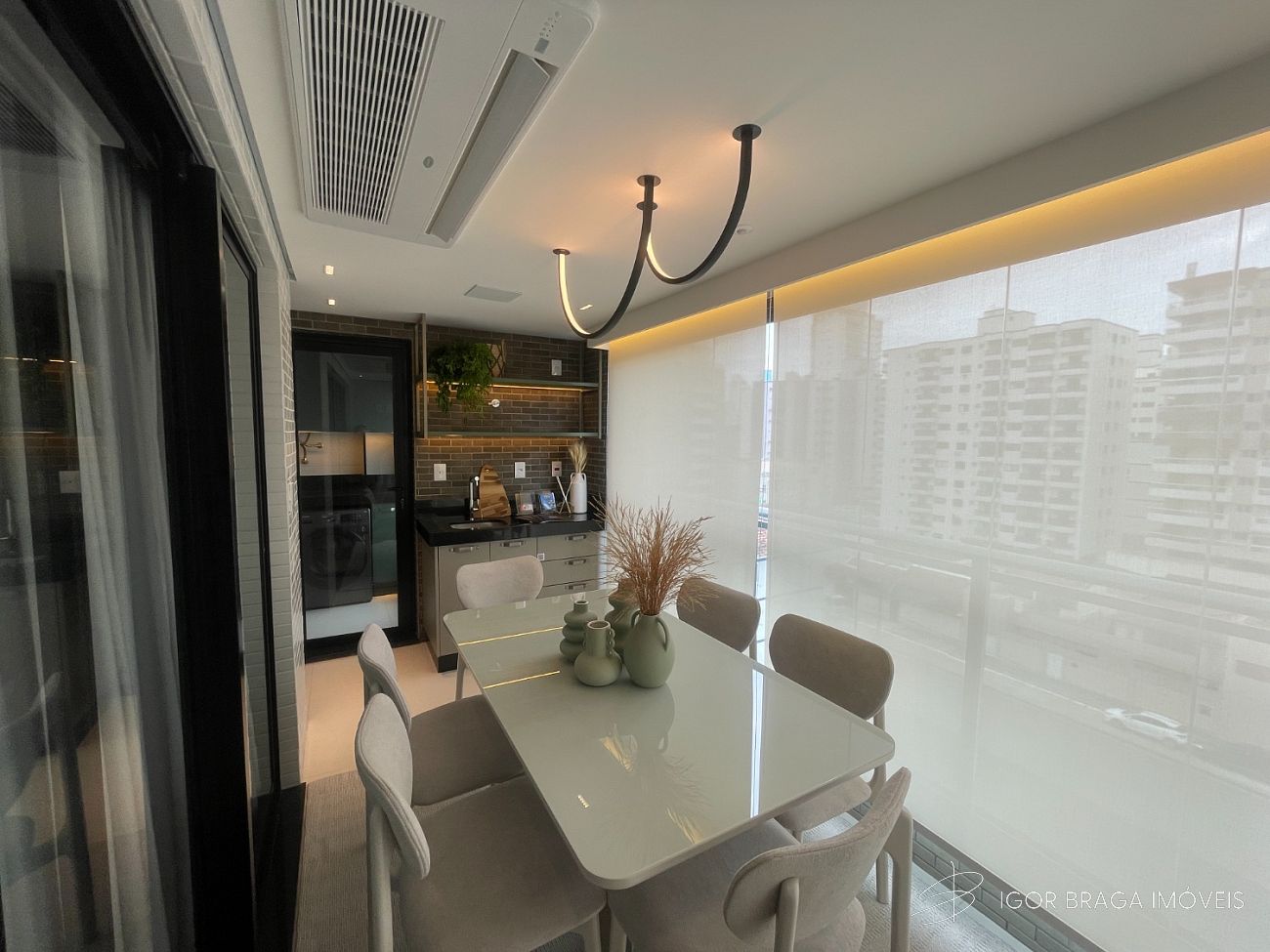 EXCELENTE APARTAMENTO, À 400m DO MAR E LAZER COMPLETO.