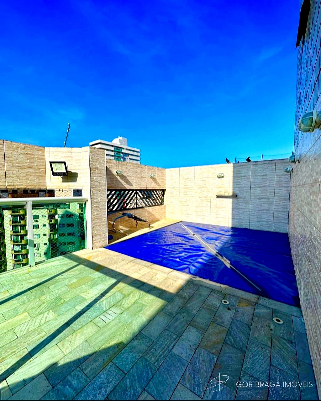 COBERTURA COM PISCINA, AMPLA E À 180M DO MAR