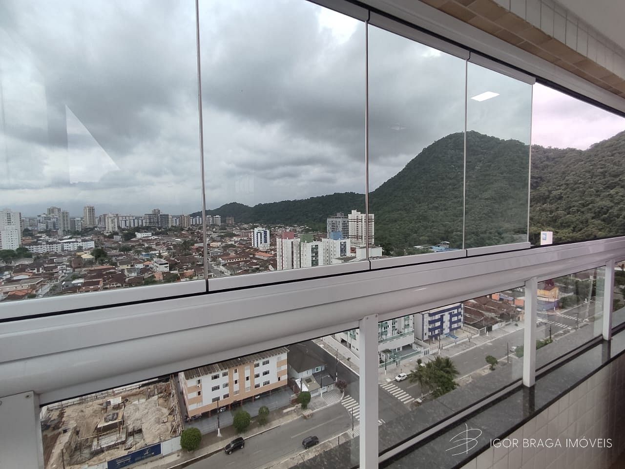 BELÍSSIMO APARTAMENTO, FINO ACABAMENTO À 500m DO MAR