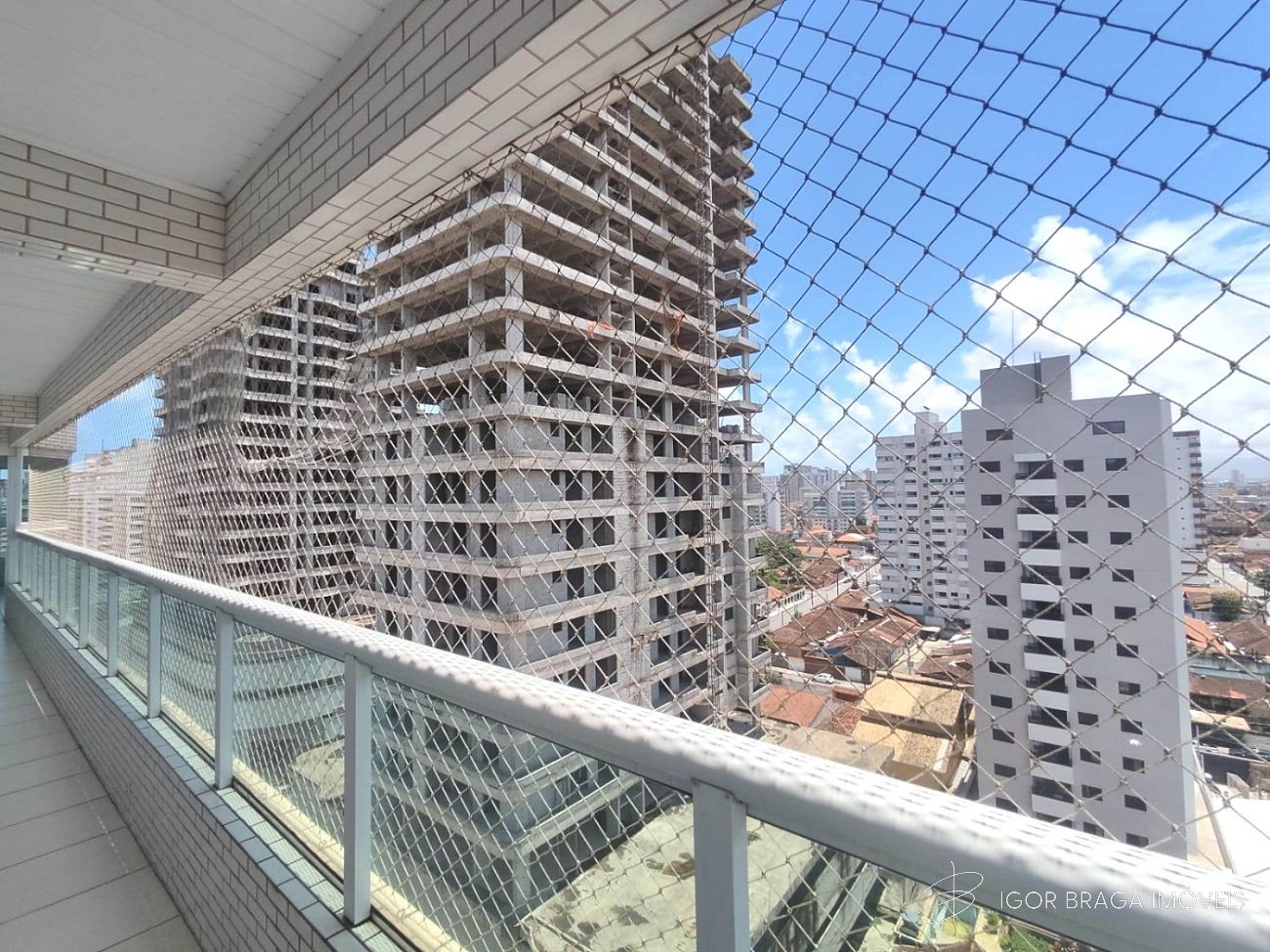 BELÍSSIMO APARTAMENTO, FINO ACABAMENTO À 600m DO MAR