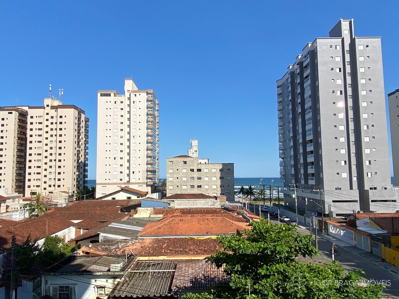 BELÍSSIMO LANÇAMENTO, À 100m DO MAR E FINO ACABAMENTO