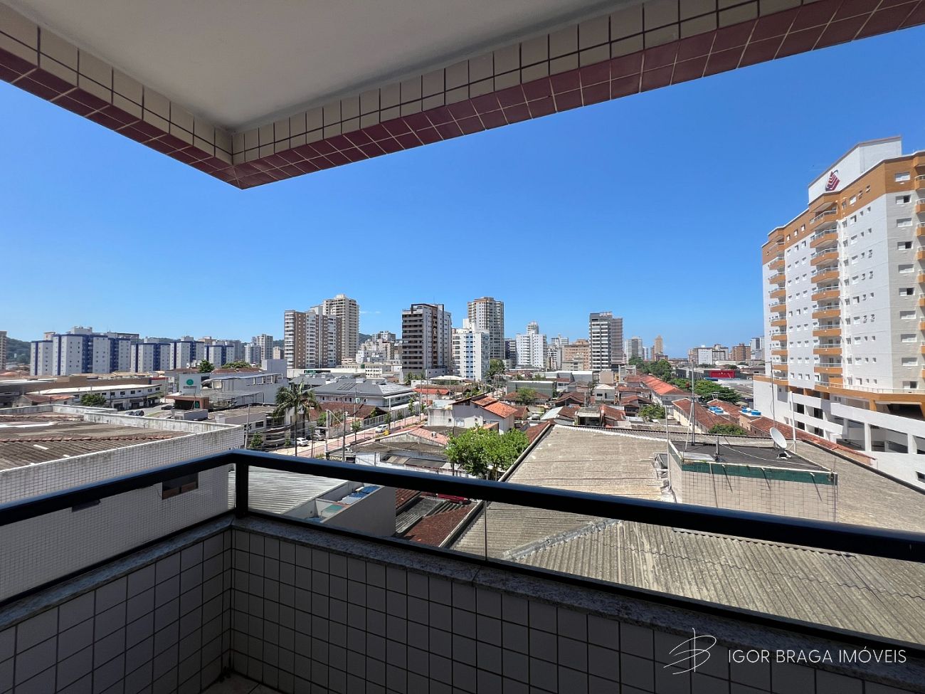 BELÍSSIMO APARTAMENTO, AMPLO E ÁREA DE LAZER