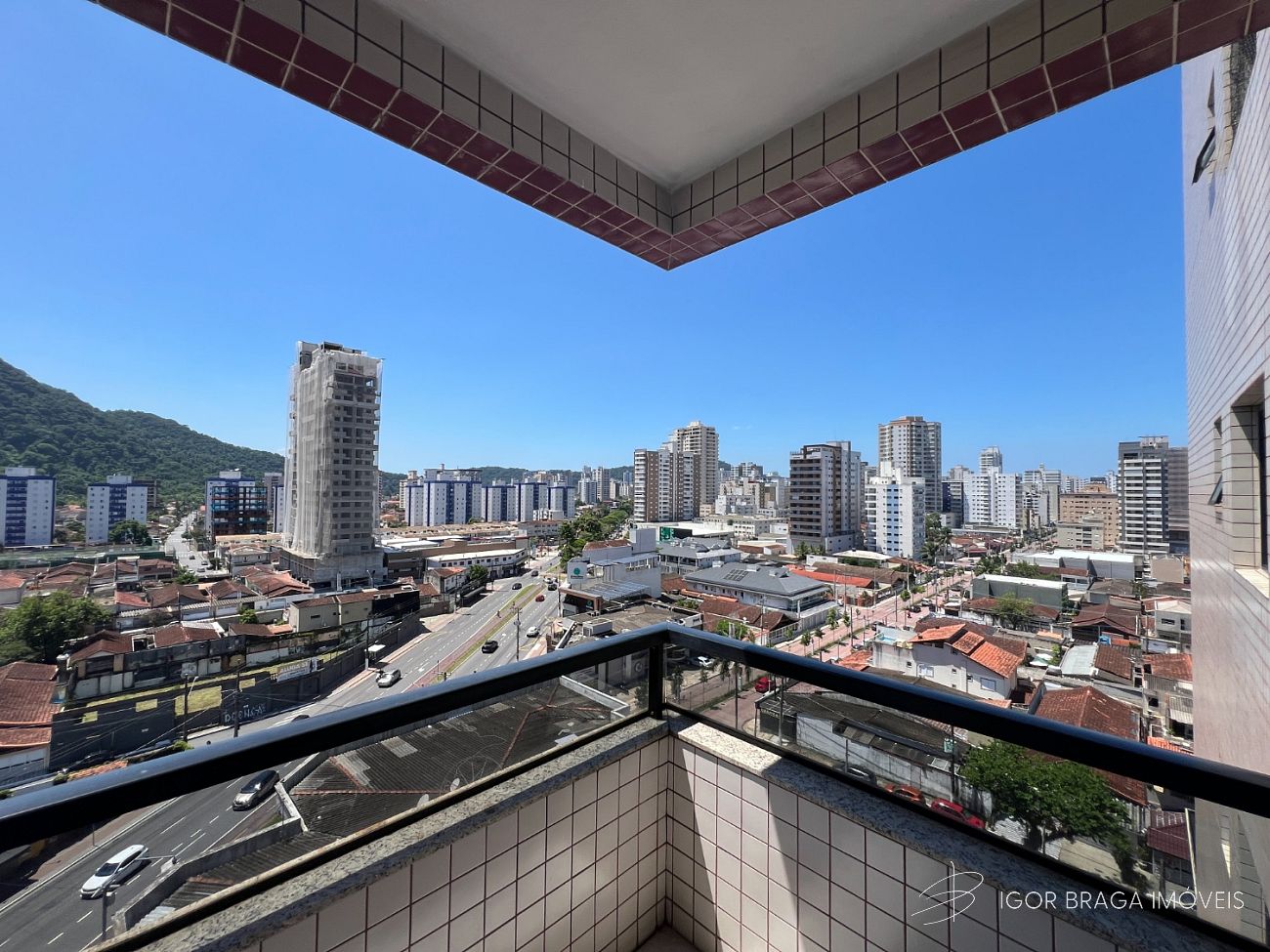 BELÍSSIMO APARTAMENTO, AMPLO E ÁREA DE LAZER