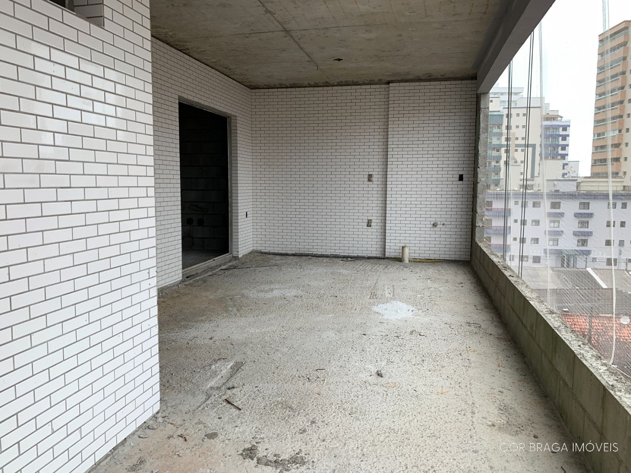 BELÍSSIMO APARTAMENTO, AMPLO E LAZER COMPLETO