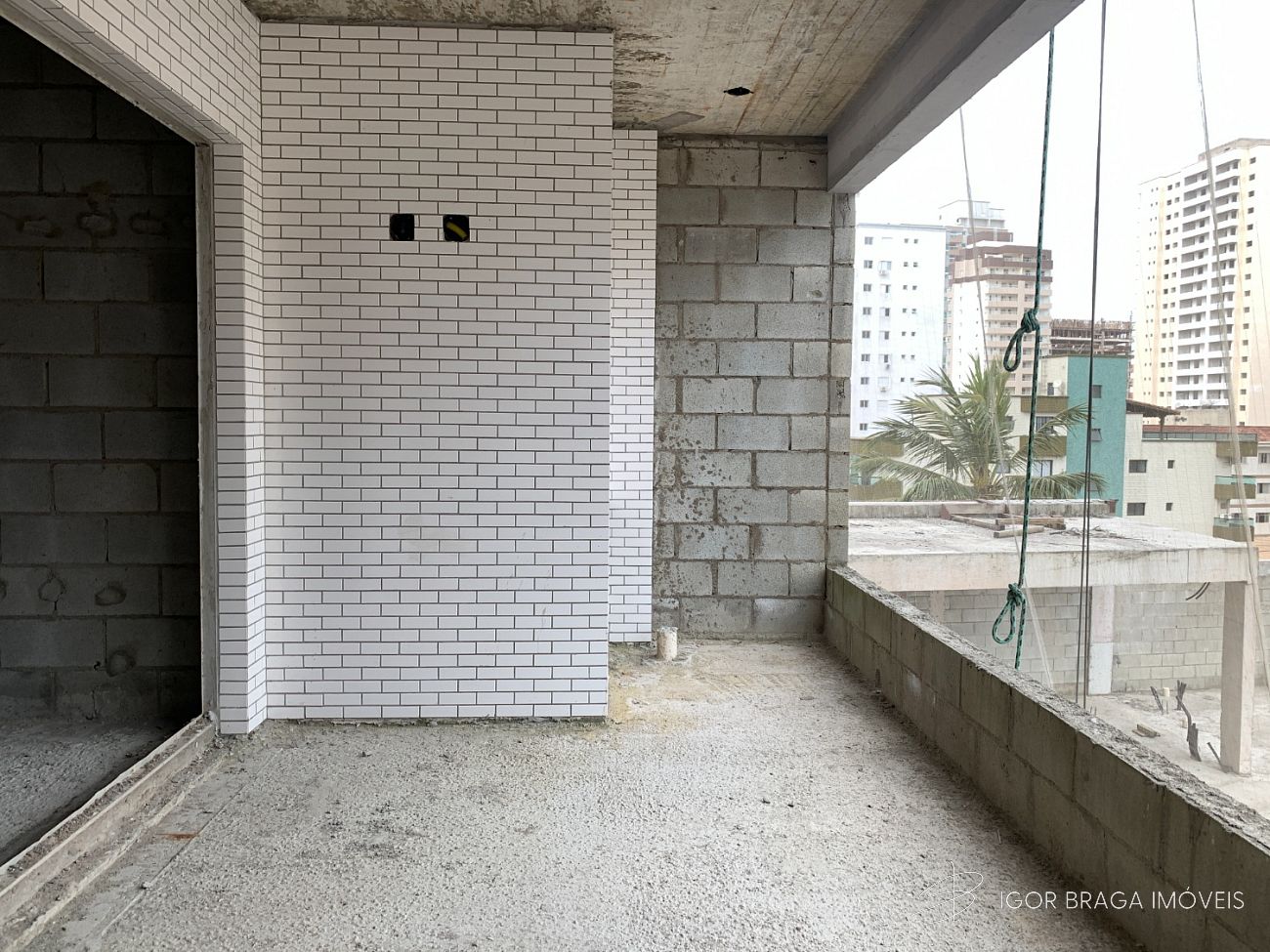 BELÍSSIMA CONSTRUÇÃO, À 350m DO MAR E LAZER COMPLETO