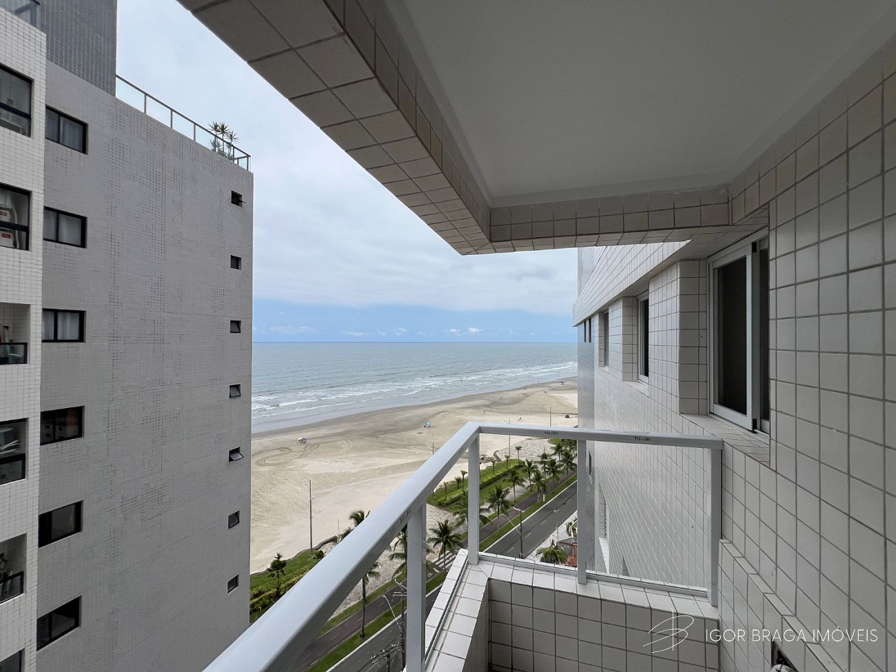 BELÍSSIMO APARTAMENTO, À 40m DO MAR E LAZER COMPLETO