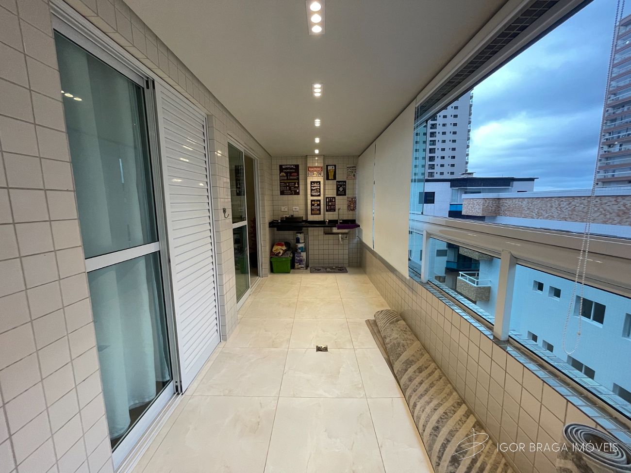 BELÍSSIMO APARTAMENTO, FINO ACABAMENTO À 450m DO MAR