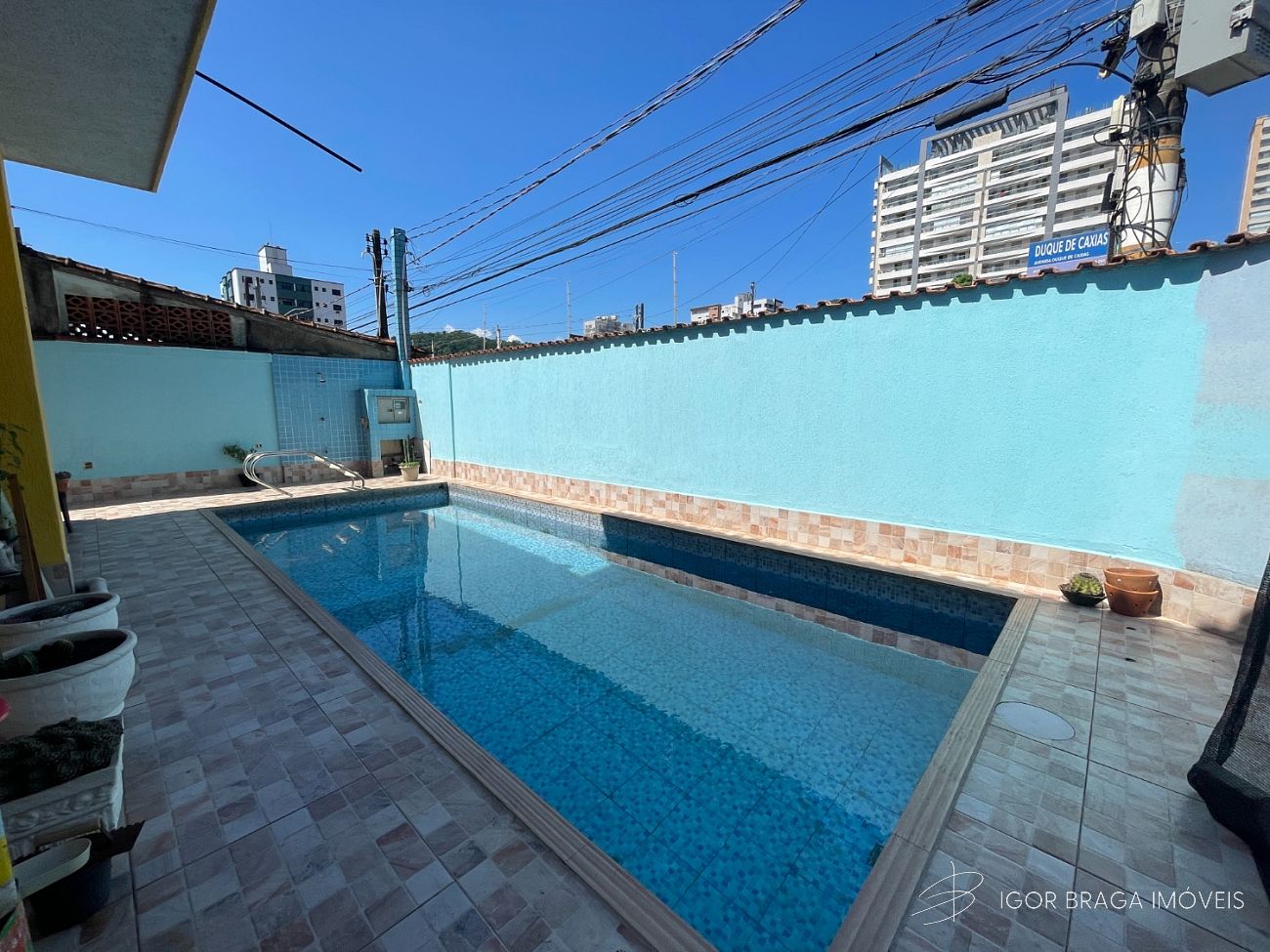 BELÍSSIMA CASA, AMPLA E ÁREA DE LAZER COM PISCINA