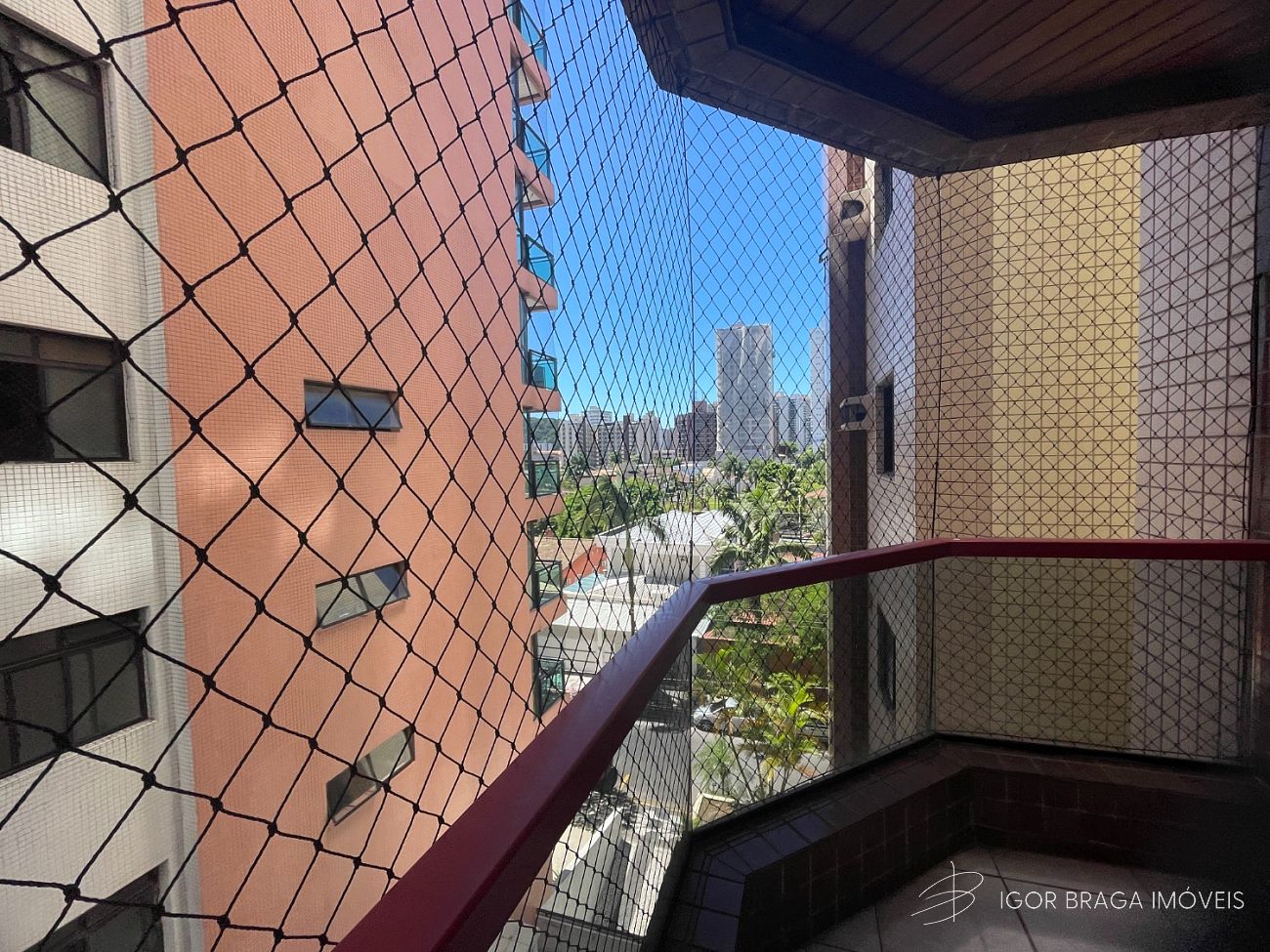 BELÍSSIMO APARTAMENTO, À 200m DO MAR E ÁREA DE LAZER