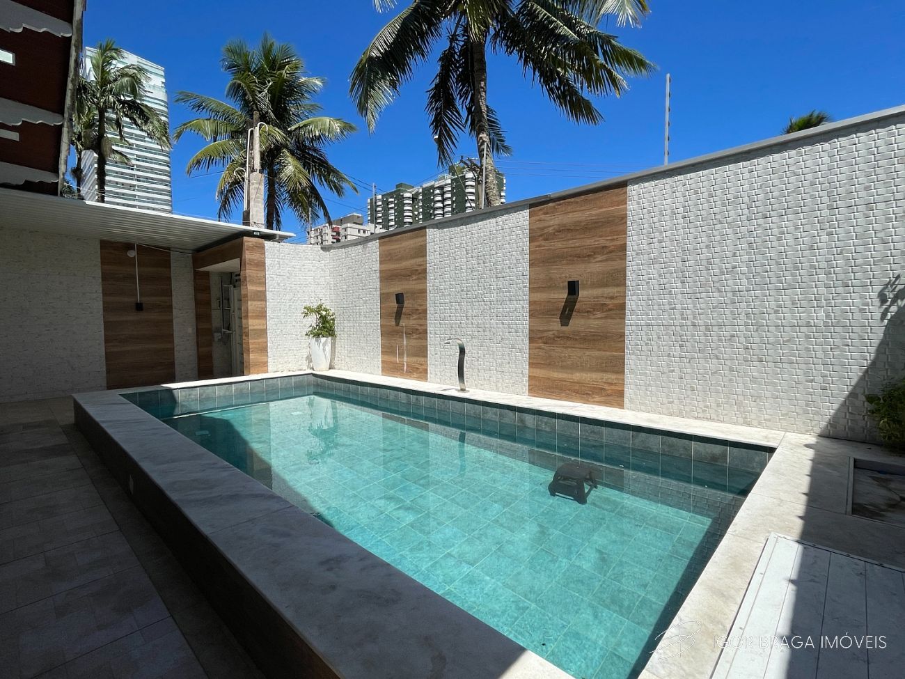 EXCELENTE CASA COM PISCINA, FINO ACABAMENTO, AMPLA E À 200m DO MAR