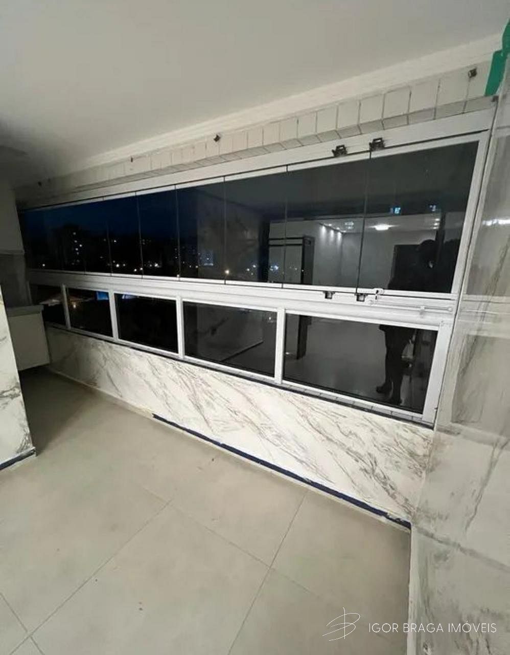 BELÍSSIMO APARTAMENTO, À 800m DO MAR E LAZER COMPLETO