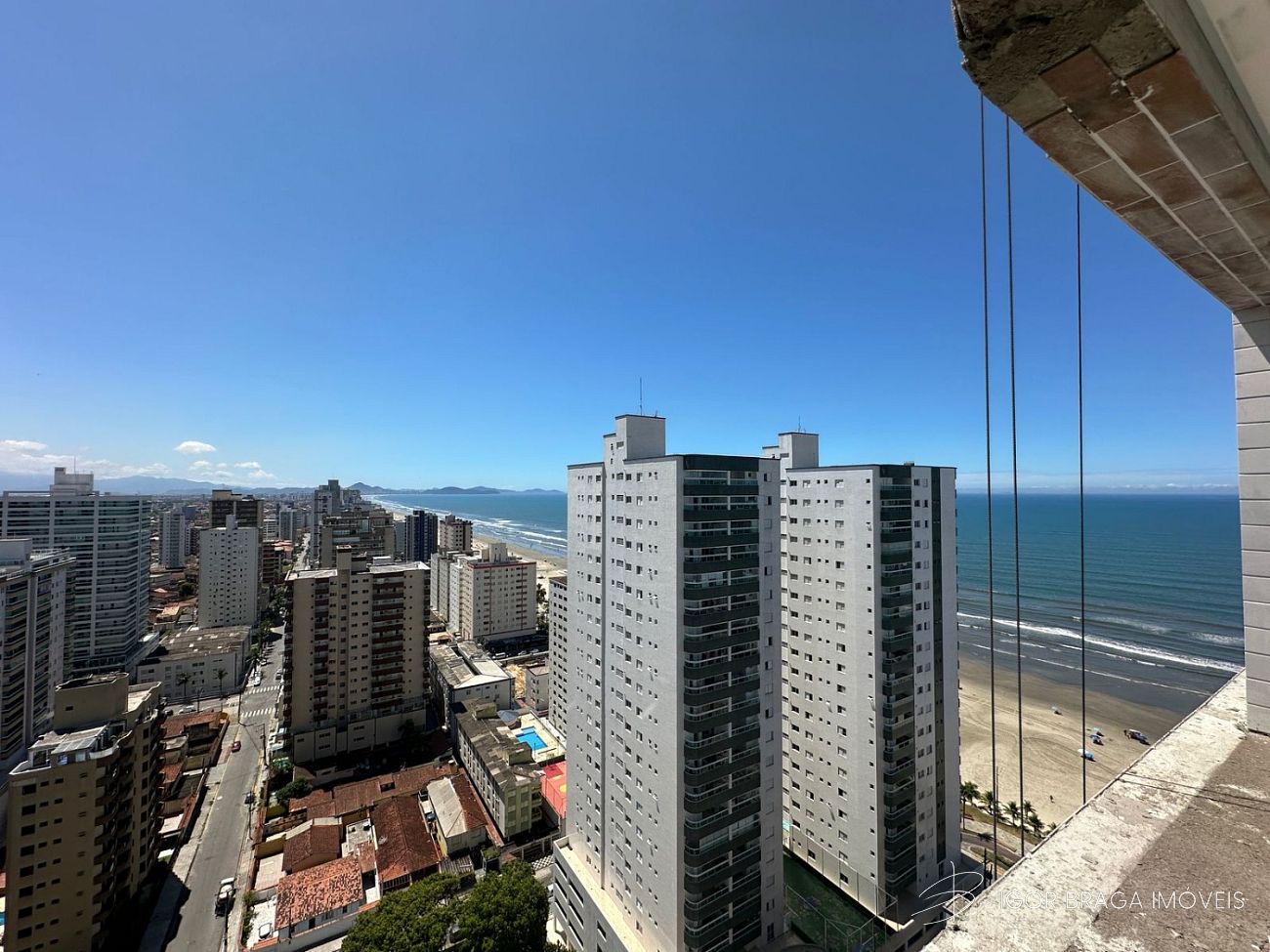 BELÍSSIMO APARTAMENTO, À 50m DO MAR E LAZER COMPLETO