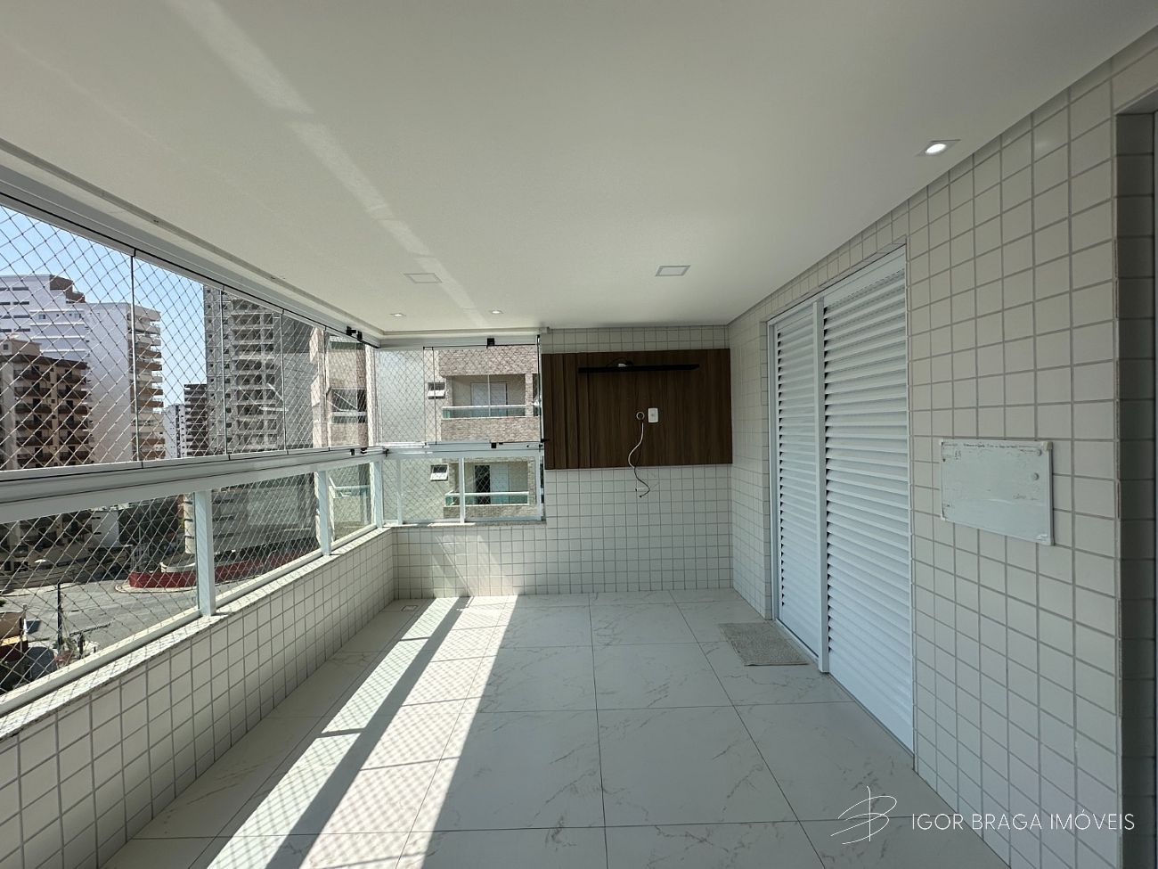 EXCELENTE APARTAMENTO, À 300m DO MAR E LAZER COMPLETO