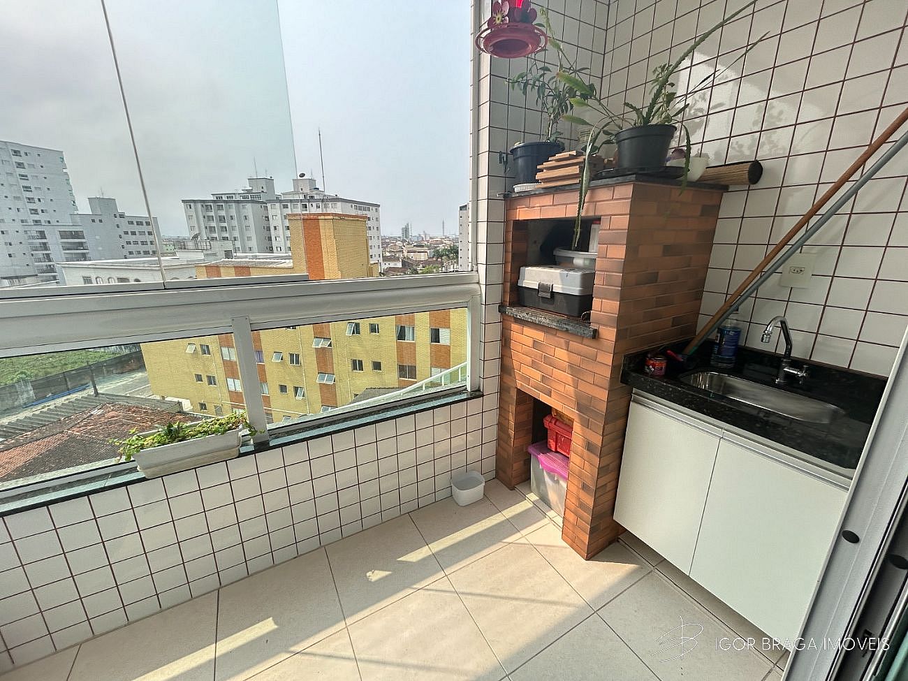 BELÍSSIMO APARTAMENTO, À 380m DO MAR E LAZER COMPLETO