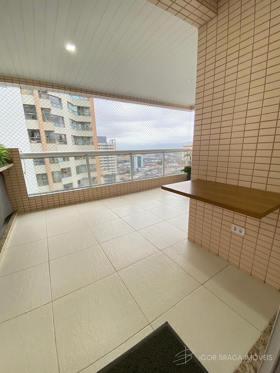 BELÍSSIMO APARTAMENTO, À 700m DO MAR E LAZER COMPLETO