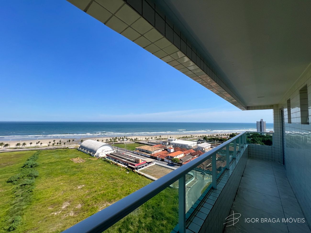 BELÍSSIMO APARTAMENTO, À 50m DO MAR E LAZER