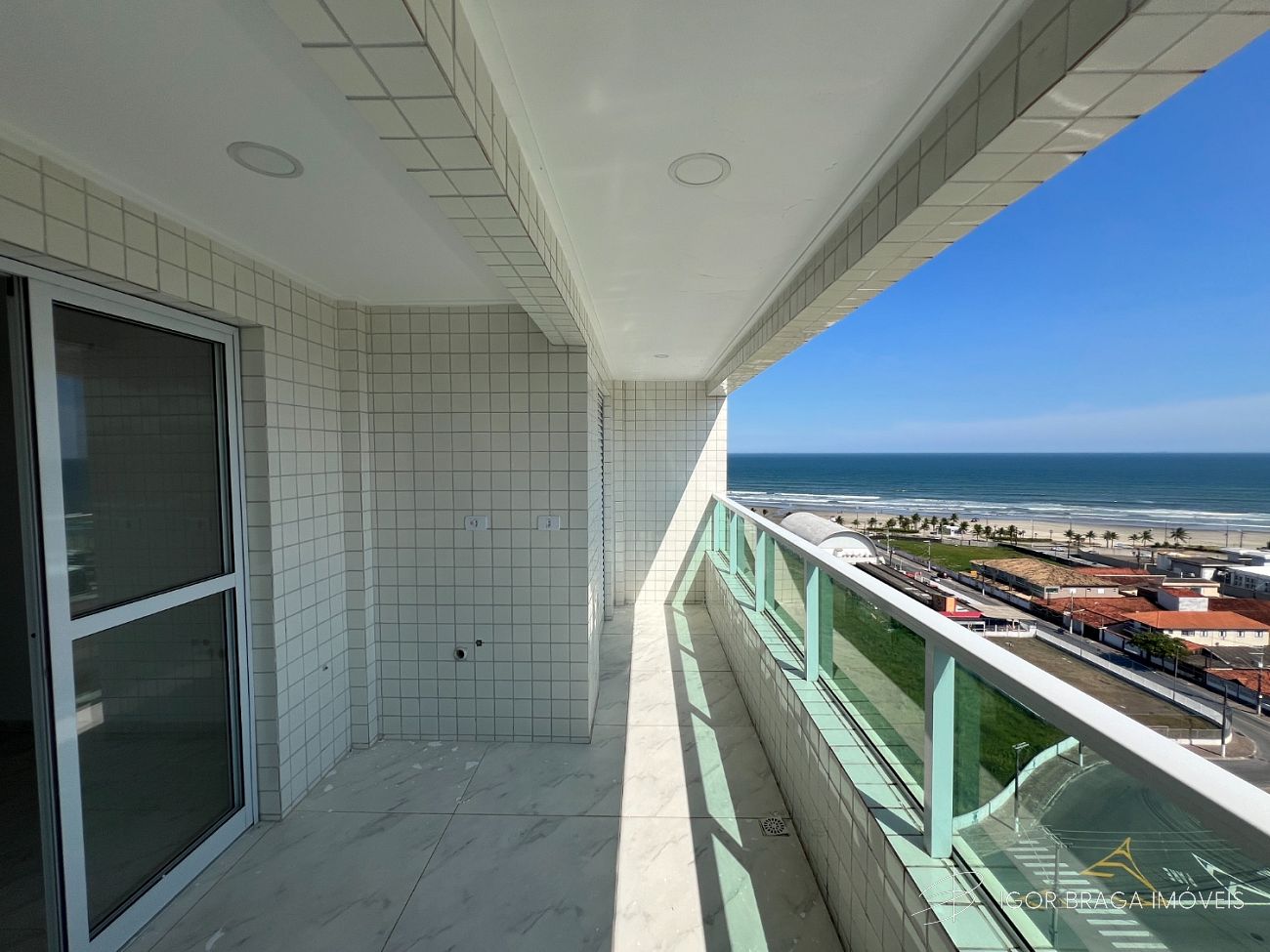 BELÍSSIMO APARTAMENTO, À 50m DO MAR E LAZER