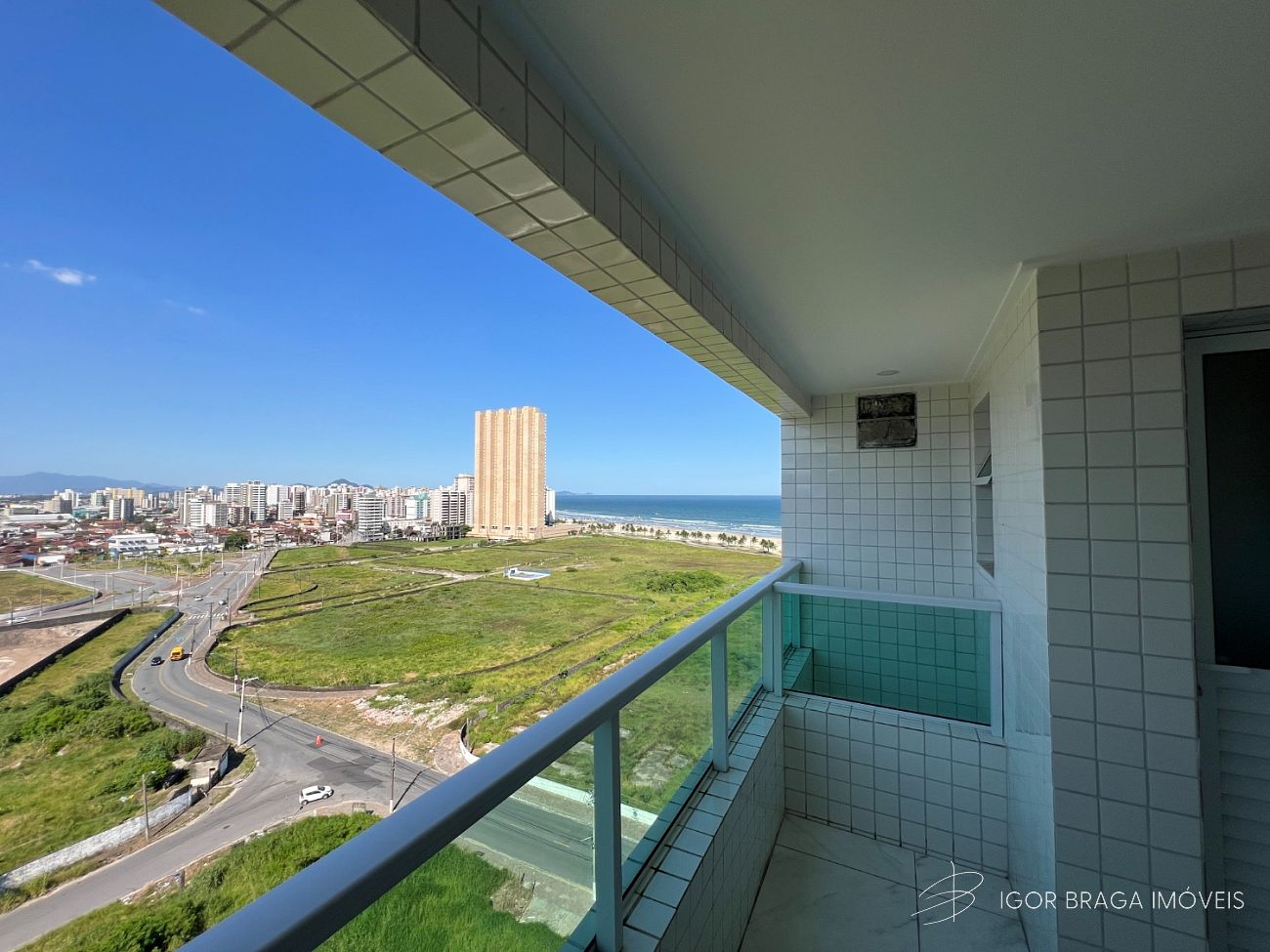 BELÍSSIMO APARTAMENTO, À 50m DO MAR E LAZER