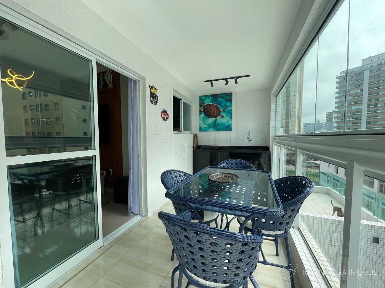 EXCELENTE APARTAMENTO, À 100m DO MAR E LAZER
