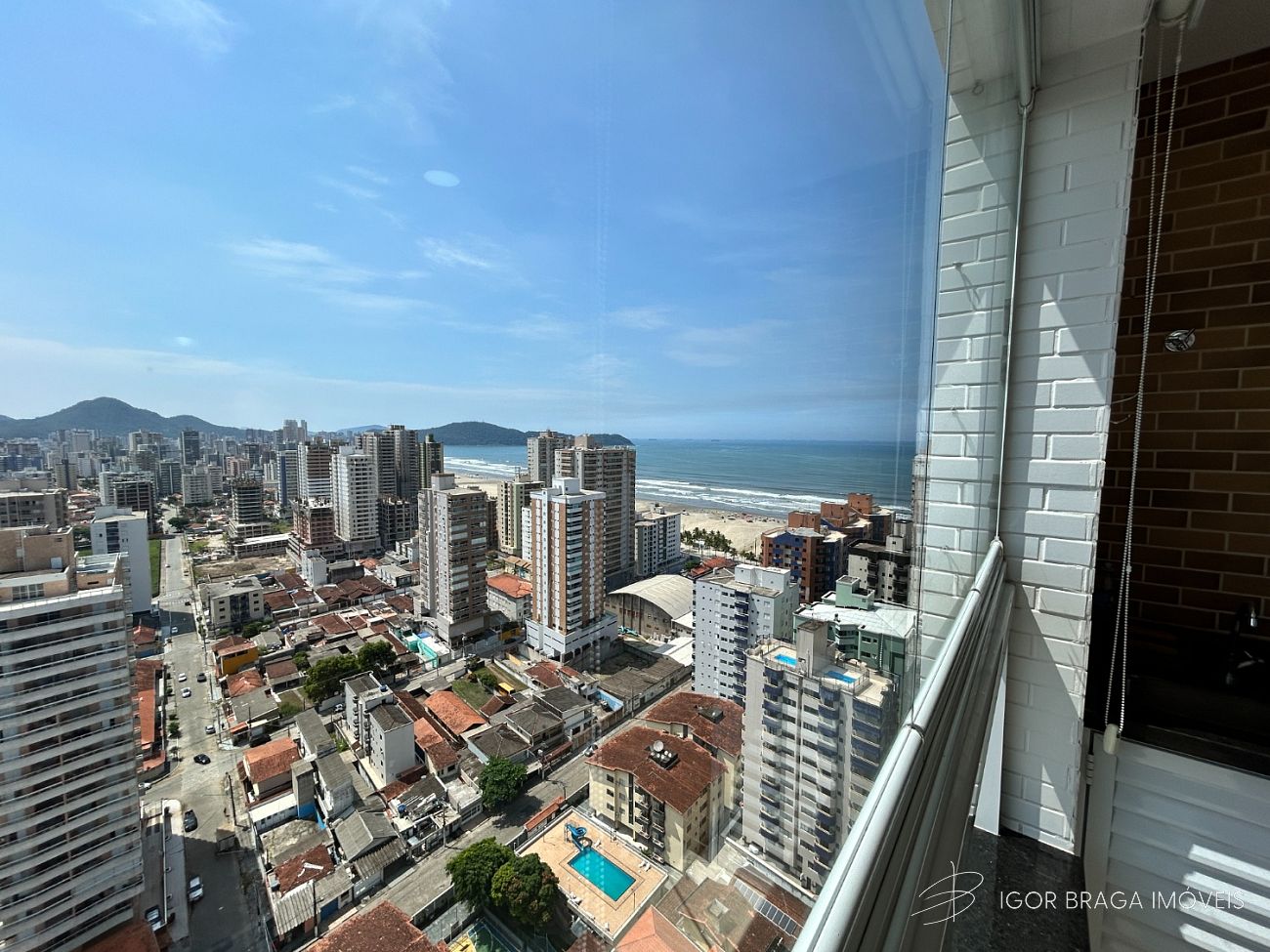 BELÍSSIMO APARTAMENTO, À 150m DO MAR E LAZER COMPLETO